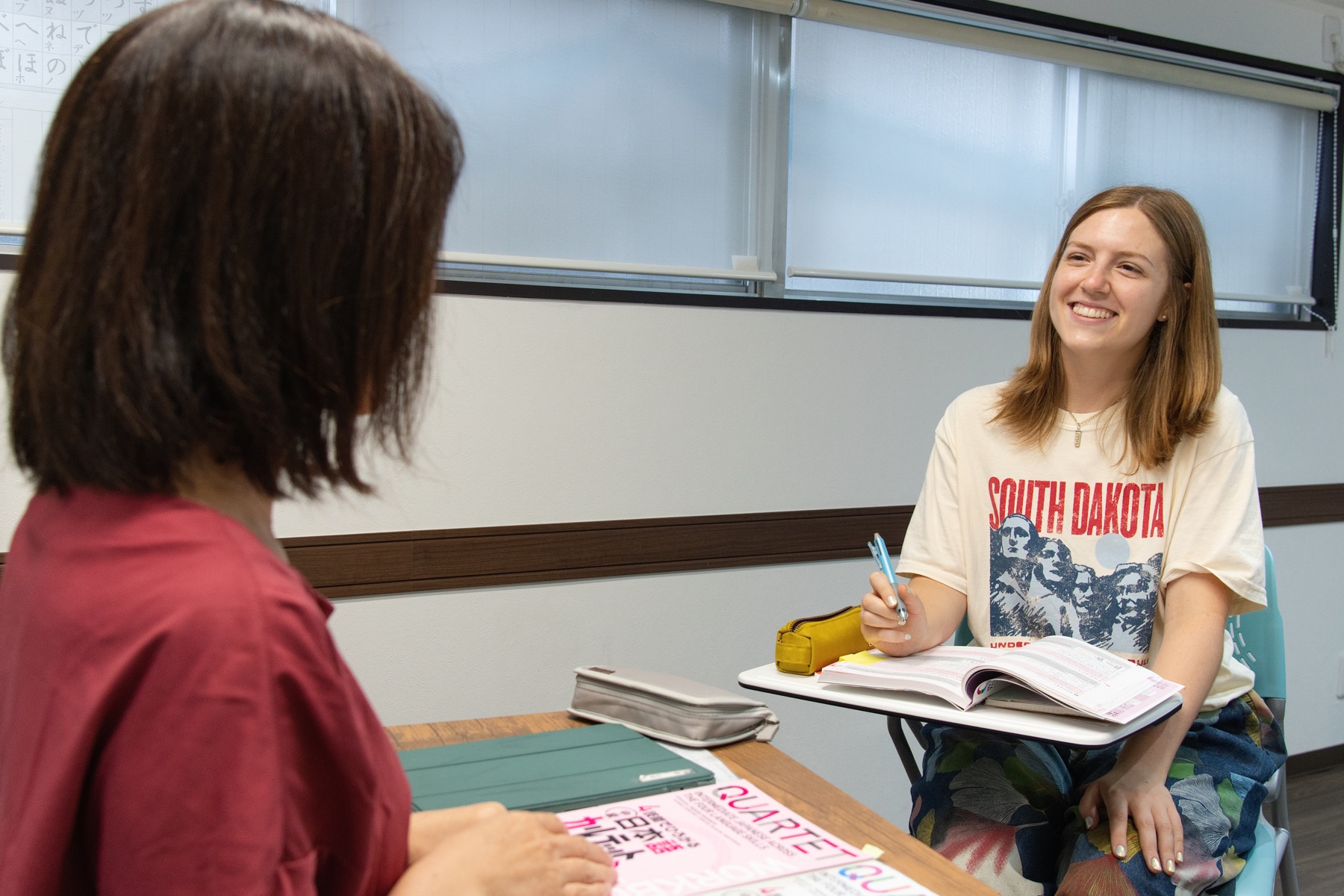 個別に日本語を学ぶ様子