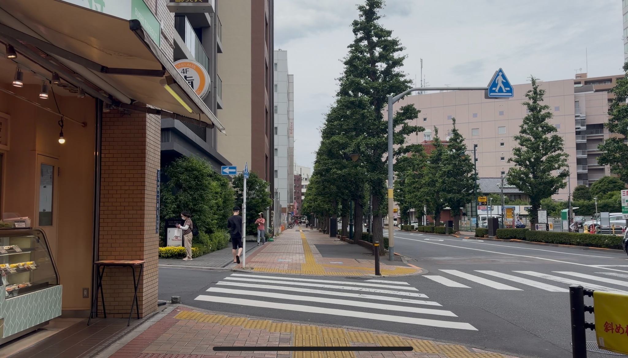 三鷹駅北口から中央大通りへ続く道